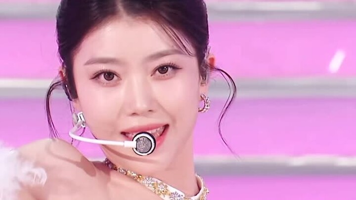 I’ve noticed that at every big event, it’s always Xiaoting who carries the show. The Portuguese girl