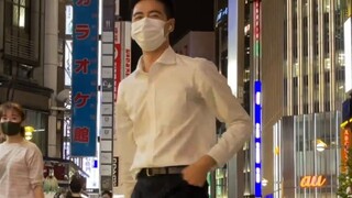 Dancing HyunA's BABE on the streets of Shinjuku