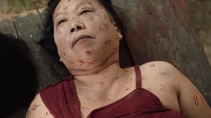 بسبب أكل الفئران يوميًا، تعرضت امرأة لانتقام الفئران فماتت في مشهد مروّع لا يُطاق.