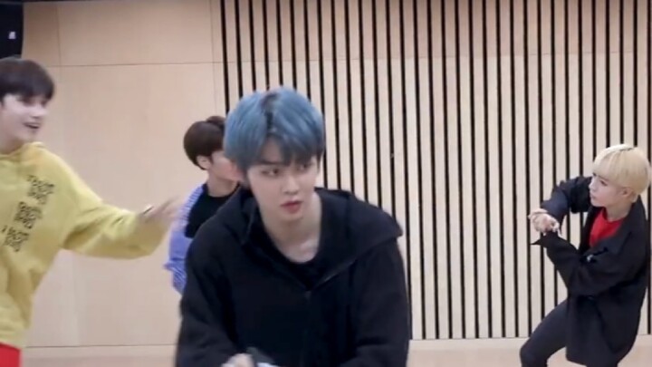 นี่อาจจะเป็นห้องซ้อมแมวกับหมาที่บ้าที่สุดใน TXT ก็ได้นะ! นักเต้นหลักนี่บ้าไปแล้ว kkk