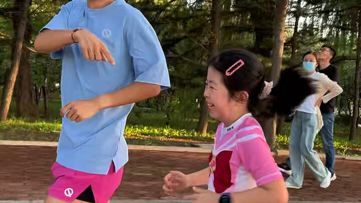 Tiểu Thổ Đậu lại lần nữa vượt qua chính mình ở cự ly 5 km, quả là không uổng công luyện tập! Cha mẹ 