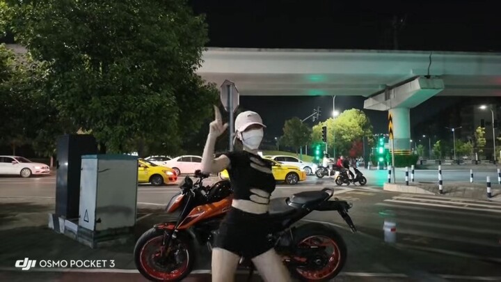 สาวน้อยแดนซ์สุดฮอตกลางถนน KTM กลายเป็นแค่ฉากหลัง
