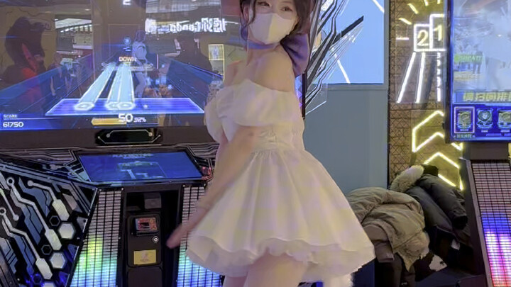 Went to the mall and saw a huge crowd gathered around—whose performance is this? They’re actually pr