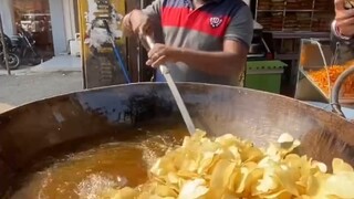 这个现炸薯片硬生生把我看饿了