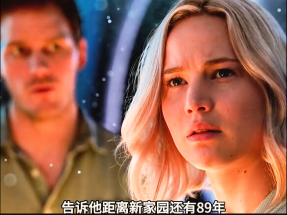 استيقظ الرجل في كبسولة النوم بسبب عطل، لكن الرحلة إلى موطنهم الجديد تستغرق 90 عامًا. ولأن الوحدة كان