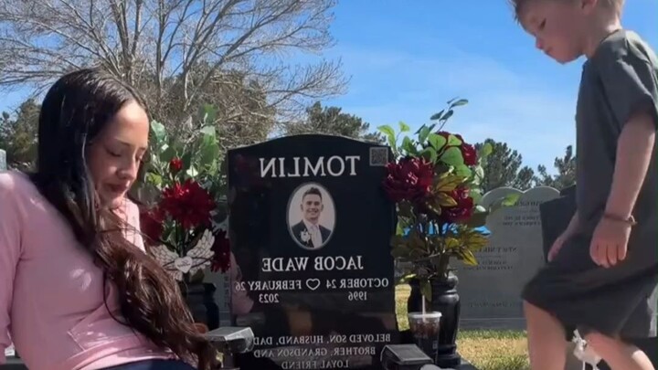 3 năm sau khi chồng qua đời, người phụ nữ dẫn con trai đến mộ viếng. Đứa trẻ còn chưa hiểu thế nào l