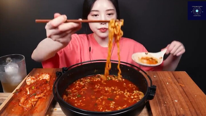 cô gái xinh đẹp bên bàn ăn 3 #cookingpanda