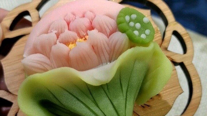 Listening to melodies that paint a picture of Jiangnan, making desserts that feel like stepping into