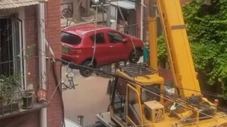 邻居吵架然后上吊车……