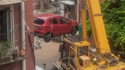 الجيران يتشاجرون ثم يصعدون على رافعة...