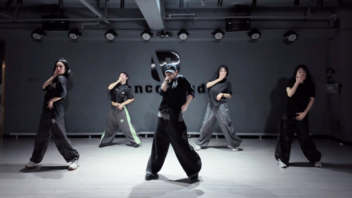 Ngga ada yang nggak suka sama lagu ini kan!!! “Tonight” Tiap denger selalu nagih #annalaChoreography