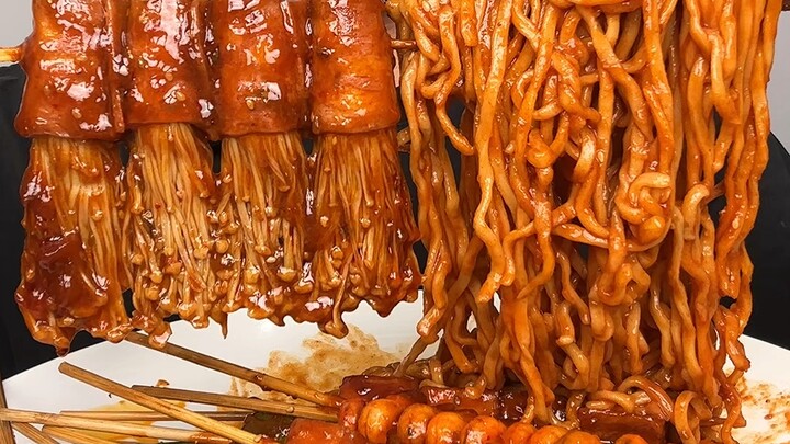 Hôm nay ăn xiên chiên sốt nhiều vị và mì gà cay, thơm quá đi mất