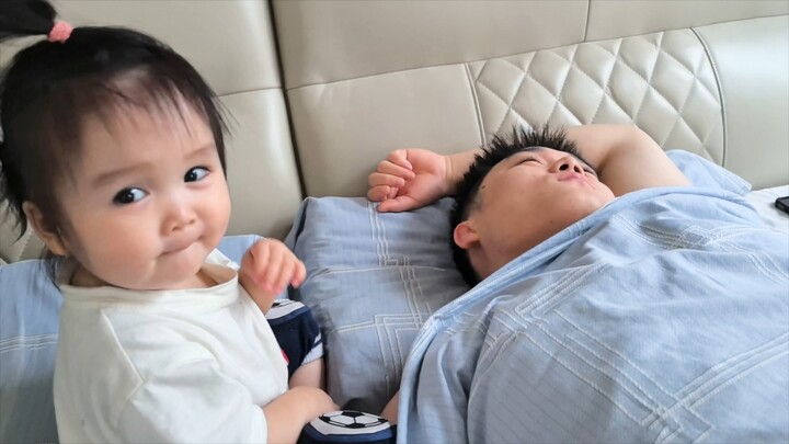 الأخت الصغيرة: بابا، مامو~! الأخت الكبرى: أبي! خلّيني أضربك!