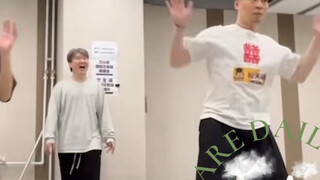 Cute Director Song who can't dance—Director Song proves with his skills that dancing is harder than 