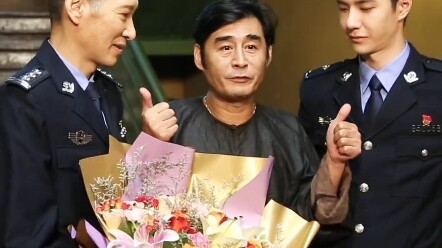 المخرج: “لحظة، لازم أمدّ يدي للخارج، وإلا ببدو كأنني مجرم” هههههههه