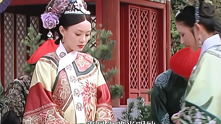 This scene is really cruel for Yixiu—though her heart is breaking, she still forces a smile.