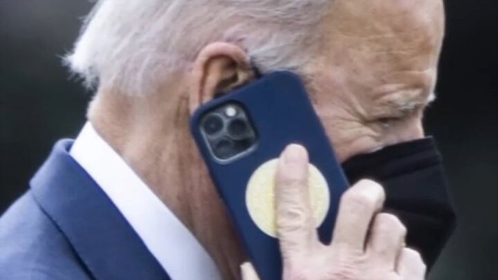 ผู้นำต่างประเทศใช้โทรศัพท์มือถือรุ่นอะไรกัน?