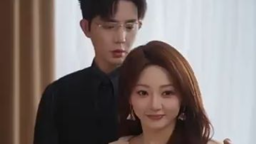 Her Lips Are As Warm As Fire | 她的唇温似火