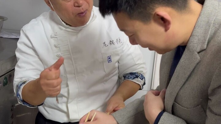 Membawa anak-anak membuat kue bulan dengan isi kacang