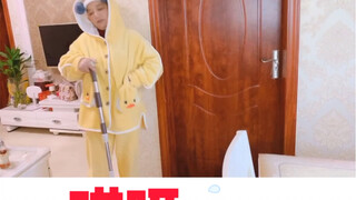 Ibu bersih-bersih vs anak perempuan bersih-bersih. Jujur nih, apakah kalian juga begitu!!!