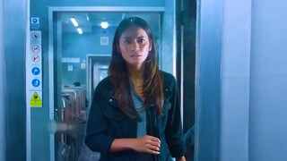 女孩只是想在火车上个厕所，却发现上厕所的车厢不见了。