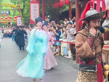 Dancing behind Lin Chong, the Military Instructor at Songcheng, is just so awesome!