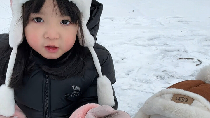 Putriku yang lahir setelah tahun 2000, agak imut—dan juga agak kocak!