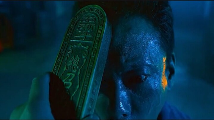 Người phụ nữ xông vào đoàn đưa tang, bị quỷ dữ nhập hồn