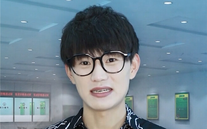 不同身材学生打饭……