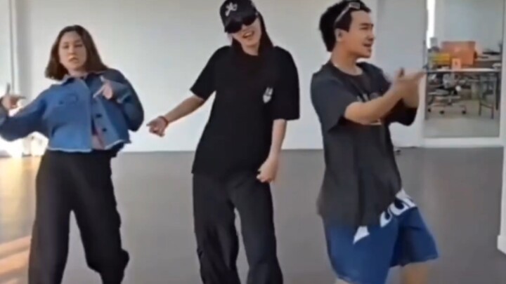 ฟรีนเต้นมีท่วงท่าที่เฉียบคม พร้อมเผยเสน่ห์สดใสและเท่ห์ ยิ่งดูยิ่งมีเสน่ห์