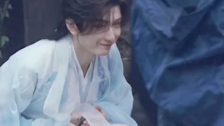 Wow! Cheng Yi’s smile is so charming it could make flowers bloom!