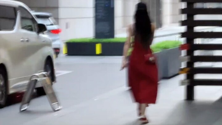 Who on earth is the one randomly running into Dilraba Dilmurat? I’m so jealous—creeping with envy!