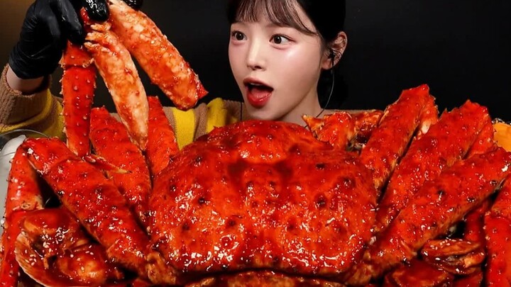 【Boki Chinese Subtitles】Lady Devours a Huge King Crab All by Herself!