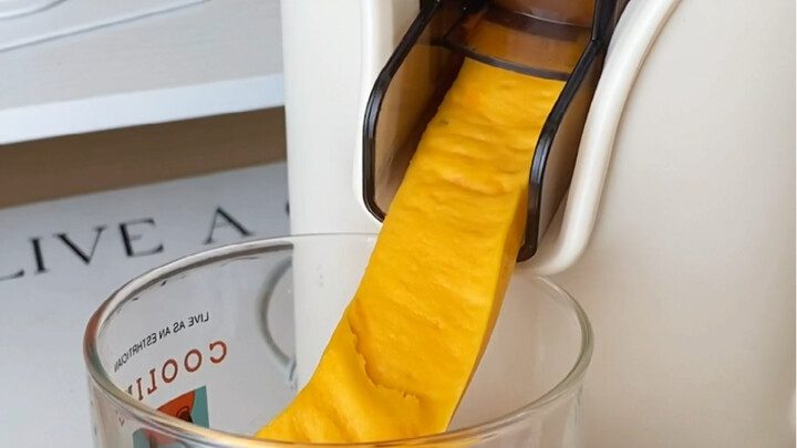 آه آه آه، مَن اخترع عصّارة الآيس كريم الأصلية؟ تأخرتُ لنادم على اكتشافها!