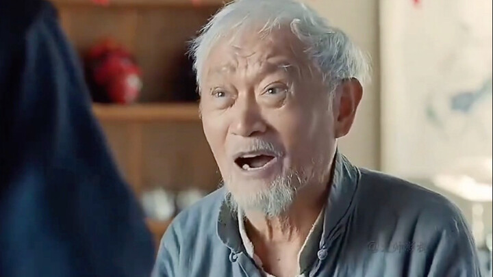 老人每次只喝二两酒，风雨无阻，从不欠一分钱，后来才知道，像他这样喝酒的人不多了。