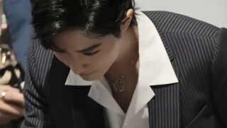 Born for the red carpet! A man who can be on the trend of the world just by showing his face, this i