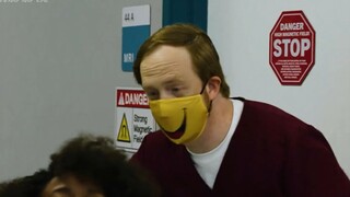 这个带笑脸口罩的实习生，竟推着带病人的铁床进了核磁共振室