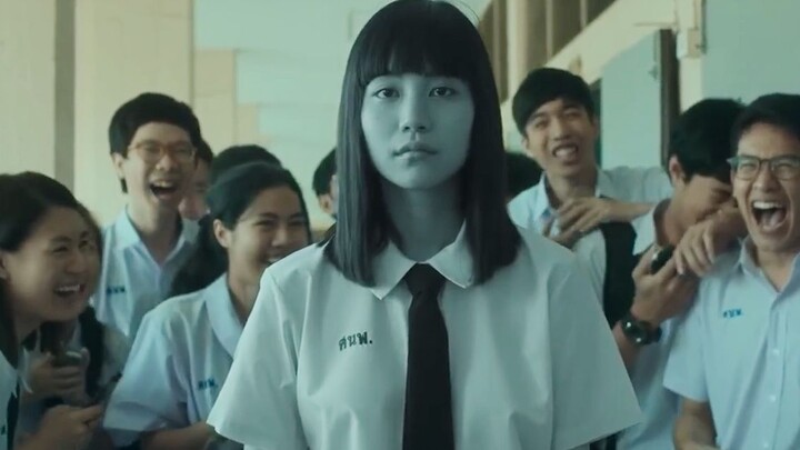 فتاة كانت تُتنمَّر عليها من قبل كل زملائها في الصف تقضي 10 سنوات لتوثيق أسرارهم القبيحة في فيلم «الف