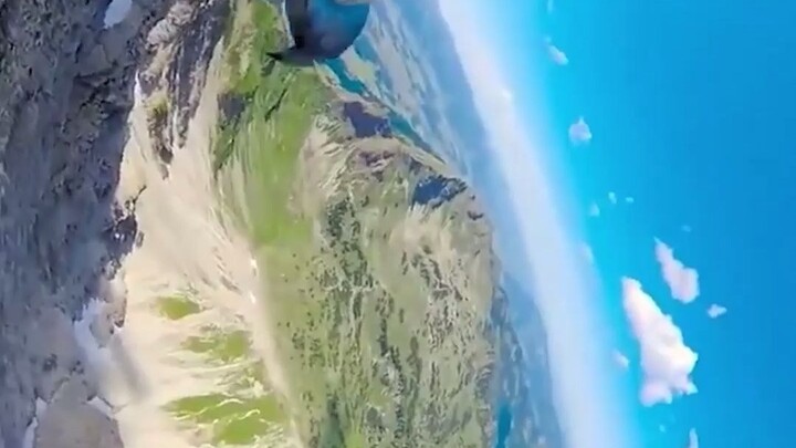 النسر يخترق السماء الزرقاء، بينما تتنافس كل الكائنات تحت سماء الصقيع على الحرية! لكي ينال الإنسان ال