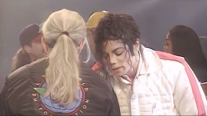 استخدم مايكل جاكسون طائرة نفاثة لمغادرة الحفل. كانت هذه الطريقة الفريدة للمغادرة مبتكرة حقًا.