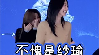 Sayu quên mất động tác của mình và bị Momo đẩy một cách không thương tiếc