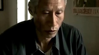 喝着便宜酒，拿石头蘸着醋当下酒菜，文三的穷喝法厉害