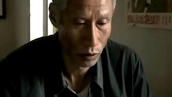 喝着便宜酒，拿石头蘸着醋当下酒菜，文三的穷喝法厉害