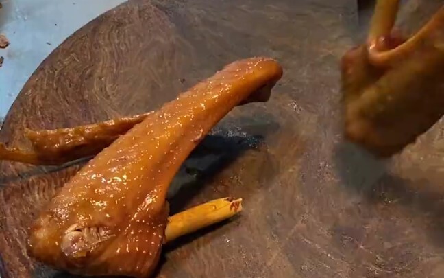 老板刀功好厉害，两只鹅翅切出一斤的量！