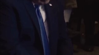 这是他第一次参加孩子的家长会，老师说要交300资料，他艰难的从口袋掏出昨天卖废品的60块钱！尴尬的低下头数了一遍又一遍！这是一个父亲的无奈！可怜天下父母心！