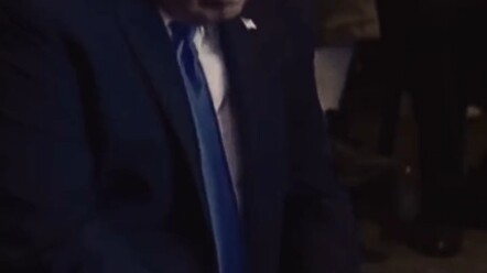 这是他第一次参加孩子的家长会，老师说要交300资料，他艰难的从口袋掏出昨天卖废品的60块钱！尴尬的低下头数了一遍又一遍！这是一个父亲的无奈！可怜天下父母心！