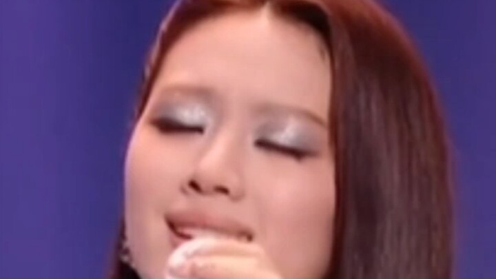 Mỗi khi người khác nói khó nghe, nó lại khéo léo đột nhiên dọn giường rồi “biến” ra vài thứ dễ nghe.