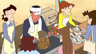 “油亮的面条，在铁锅里欢快翻腾，瞬间裹上诱人的酱色外衣，而此时炒面的香味扑鼻而来，令人胃口大开。”