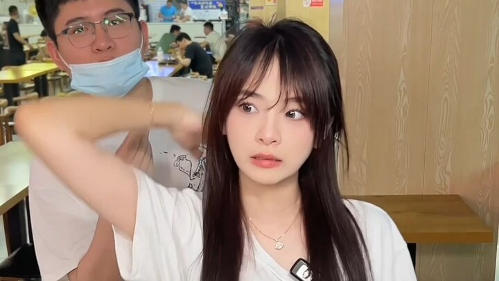 Đồng xu đã chuyển sang tay người đó, vậy nên đây là một màn ảo thuật thành công.