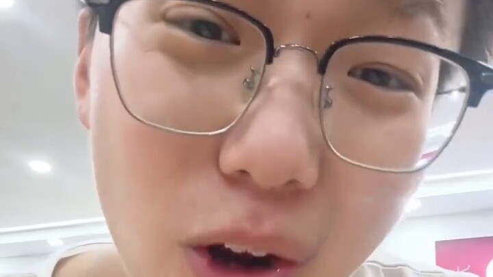 Sedang membaca di restoran, saya sarankan semua orang yang pernah memarahi Times Youth League menont